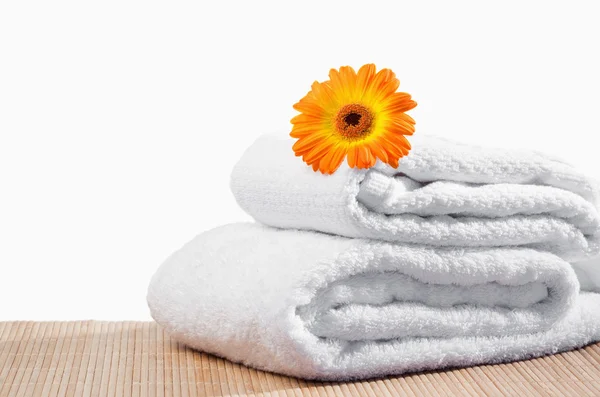 Weiße Handtücher unter einer Sonnenblume — Stockfoto