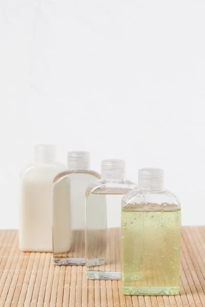 Vier massage olie flessen — Stockfoto