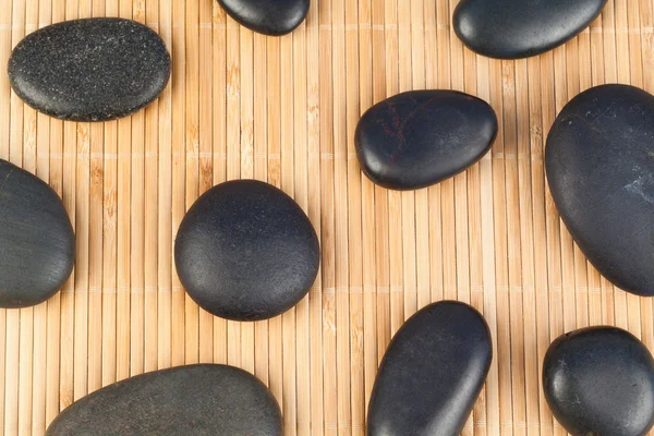 竹背景的黑色石头 — 图库照片
