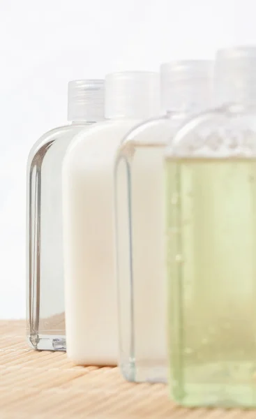 Zbliżenie cztery butelki oleju masażu — Zdjęcie stockowe