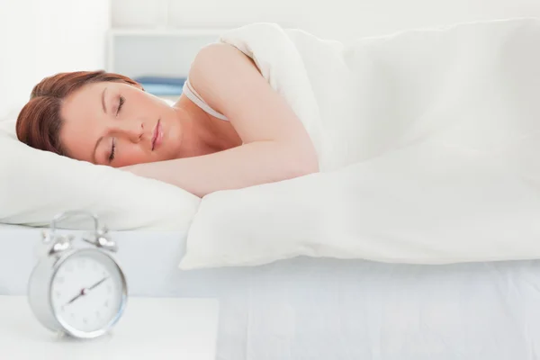 Krásný zrzavý žena spí v posteli — Stock fotografie