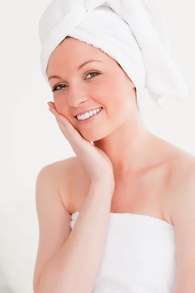 Atraktivní mladá žena nosí ručník — Stock fotografie
