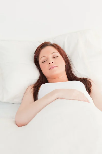 Μεγέθυνση του ένα πανέμορφο κοκκινομάλλης γυναίκα στον ύπνο στο κρεβάτι της — Φωτογραφία Αρχείου