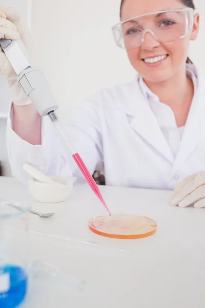 有吸引力的红发科学家使用移液器 — 图库照片