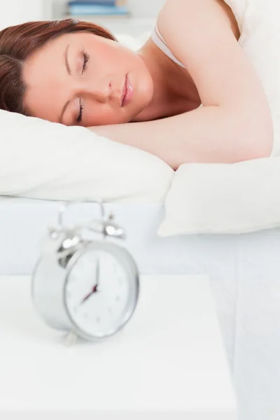 Nádherná zrzavý žena spí v posteli — Stock fotografie
