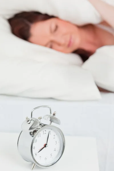 Atraktivní zrzavý žena spí v posteli — Stock fotografie