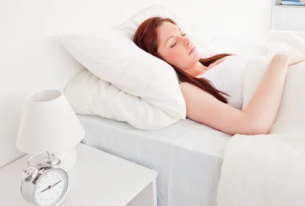 Roztomilý zrzavý žena s odpočinek vleže na posteli — Stock fotografie