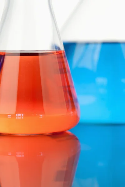 Blue and red beakers — Stock Photo, Image