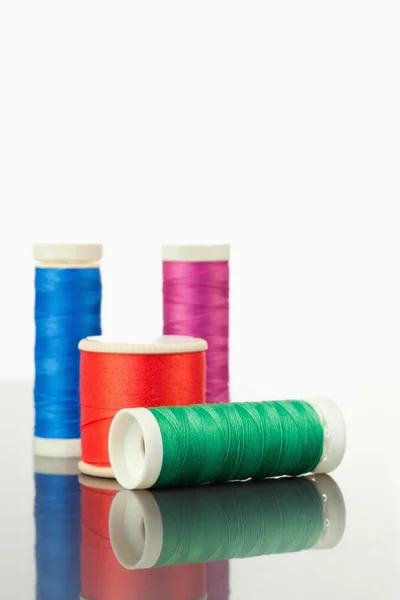 カラフルな糸のスプールのテーブルの上 — ストック写真