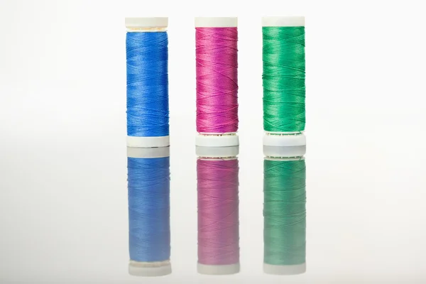 Colorful spools of thread on a table — Stock Photo, Image