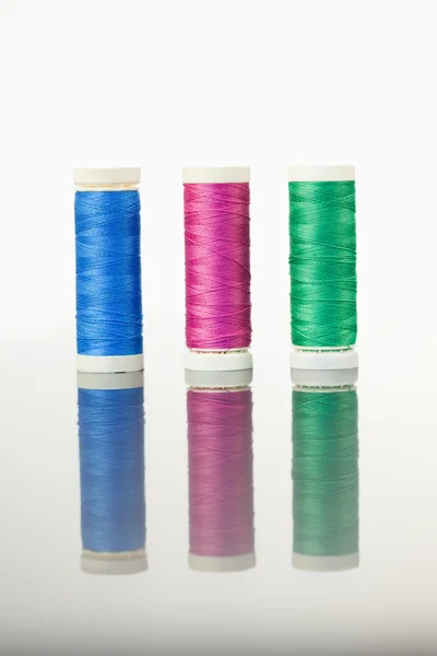 Colorful spools of thread on a table — Stock Photo, Image