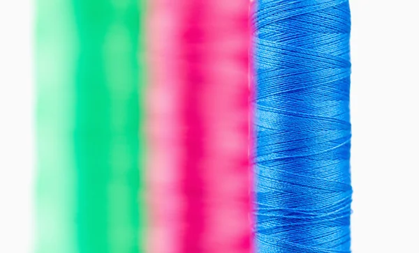 Kolorowe szpule nici — Zdjęcie stockowe