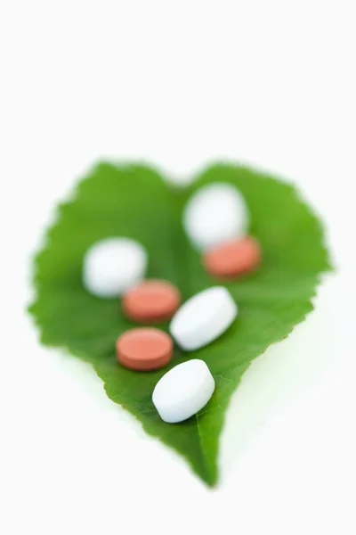 Pills on a leaf — Stock Photo, Image