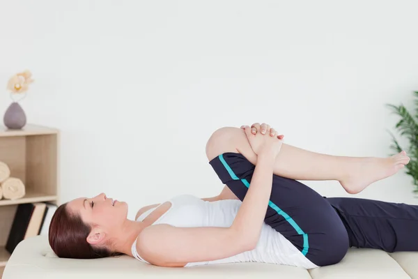 Athletic woman stretching her leg — Zdjęcie stockowe