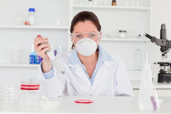 Giovane scienziato che prepara un campione indossando una maschera — Foto Stock