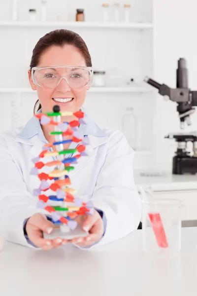 Porträt einer schönen Wissenschaftlerin, die die dna-Doppelhelix m zeigt — Stockfoto