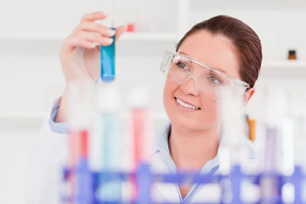 Vackra vetenskapsman lookin på en tube test — Stockfoto