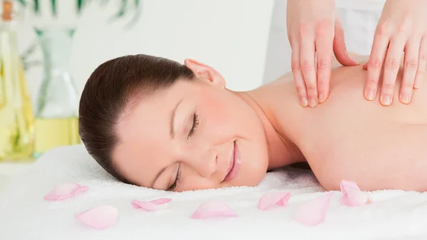 Niedliche Frau, die eine Massage in einem Wellnessbereich erhält — Stockfoto