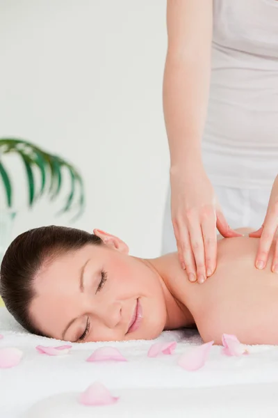 Портрет молодої жінки закриває очі під час масажу — стокове фото
