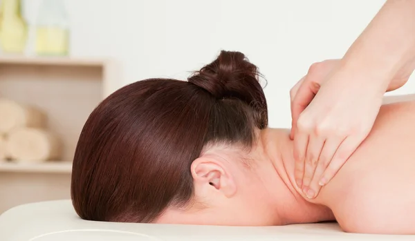 Рудоволоса жінка має масаж спини — стокове фото