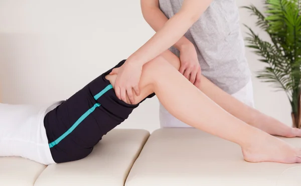 Jonge vrouw met een been massage — Stockfoto