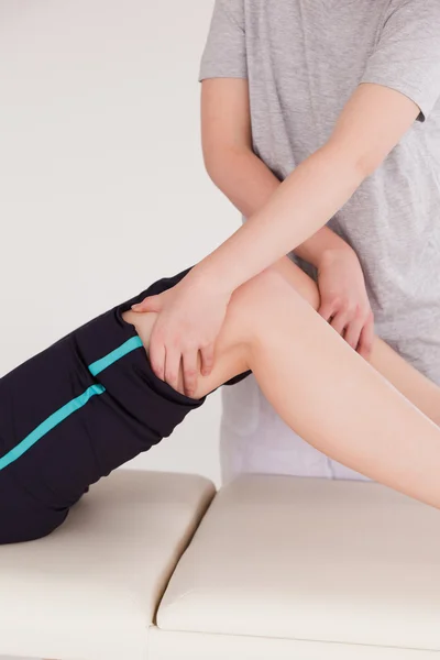 Athletic kvinna en ben massage — Stockfoto
