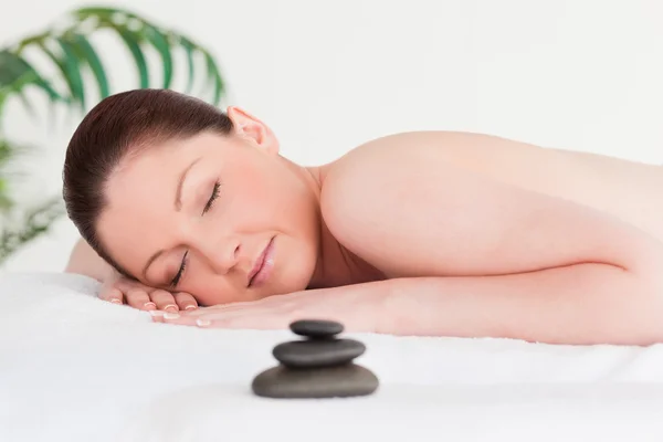 Femme rousse allongée sur le ventre dans un spa — Photo