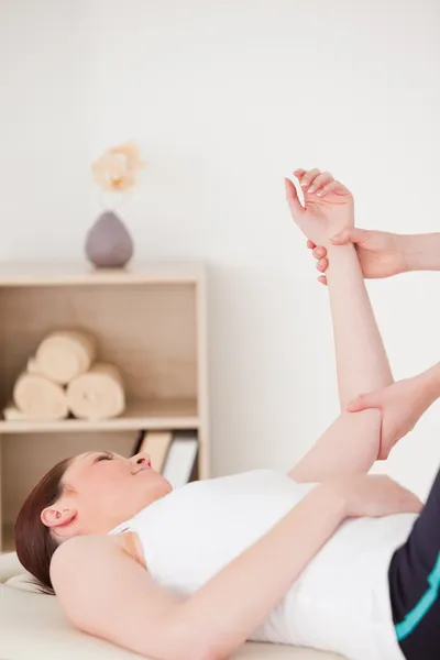 Retrato de uma jovem mulher fazendo uma massagem no braço — Fotografia de Stock