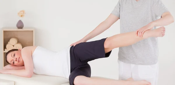Sportswoman ayant une jambe et les hanches étirement — Photo