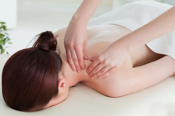 Rothaarige Frau mit einer rollenden Massage — Stockfoto