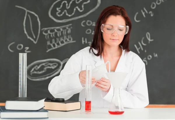 Piękny naukowiec, koncentrując się na jej eksperymenty — Zdjęcie stockowe