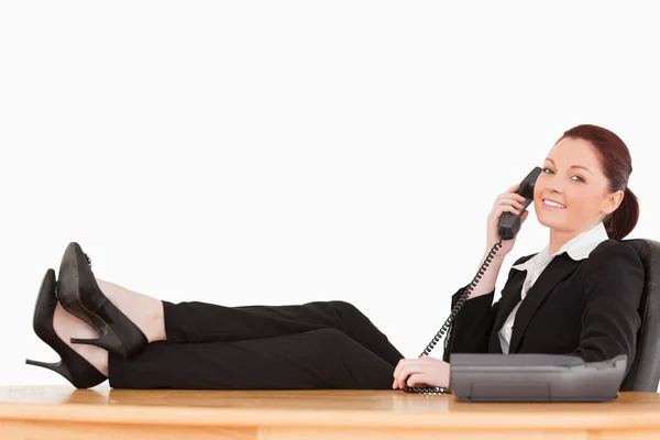 Mujer de negocios guapa al teléfono en su oficina —  Fotos de Stock