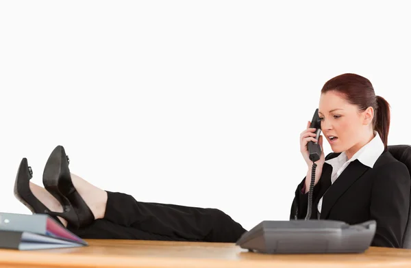 A telefon az irodájába boldogtalan üzletasszony — Stock Fotó