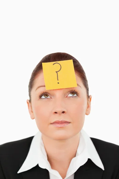 Linda mujer de negocios con una etiqueta de pregunta en la frente — Foto de Stock