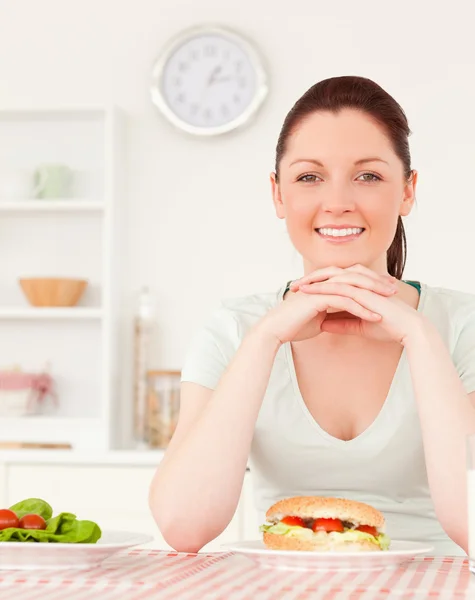 Young woman having lunch — Stock Photo, Image