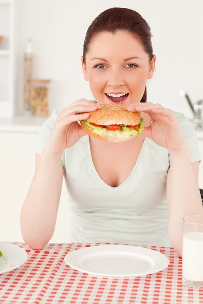 Portrait of a young woman having a sandwich — Stock Photo, Image