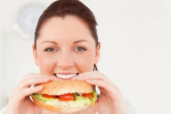 Gut aussehende Frau isst mittags ein Sandwich — Stockfoto