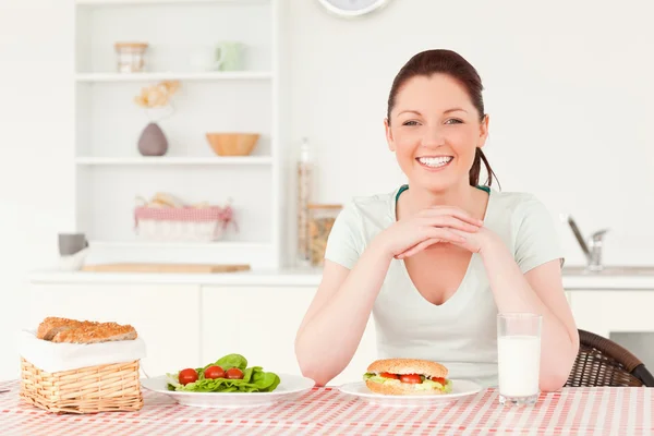 Bra kvinna redo att äta en smörgås till lunch — Stockfoto