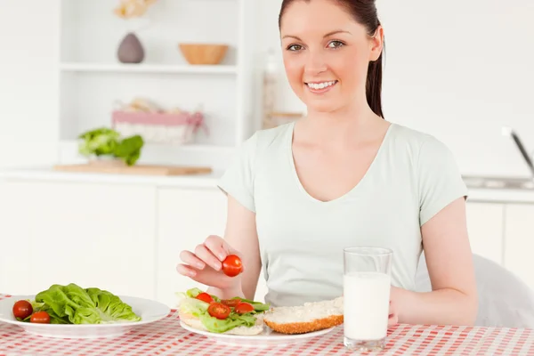 Attraktive Frau bereit, ein Sandwich zum Mittagessen zu essen — Stockfoto