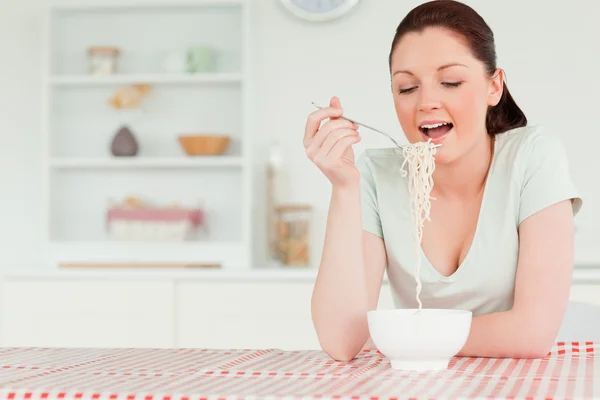 Carino donna posa mentre si mangia la pasta — Foto Stock
