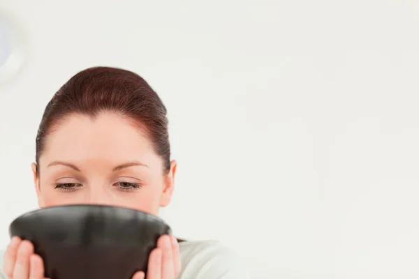 Charmante Frau trinkt eine Schüssel Kaffee — Stockfoto