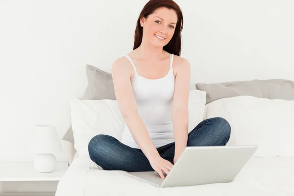 Atrakcyjna kobieta relaksując się przy jej laptop — Zdjęcie stockowe