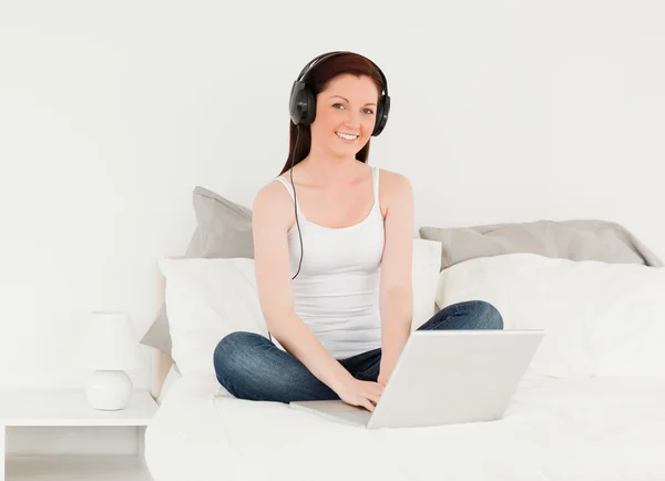Pretty woman relaxing with her laptop — Stock Photo, Image