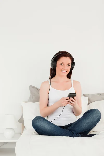 Beautiful female relaxing with her mp3 — Stock Photo, Image