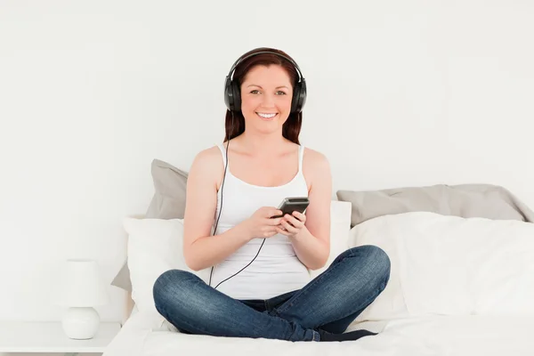 Attractive female relaxing with her mp3 — Stock Photo, Image