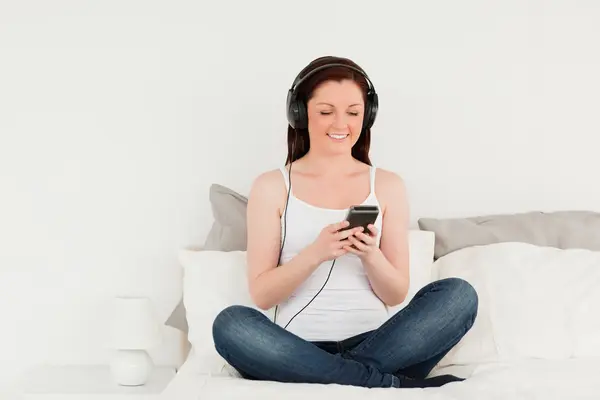 Pretty female relaxing with her mp3 — Stock Photo, Image