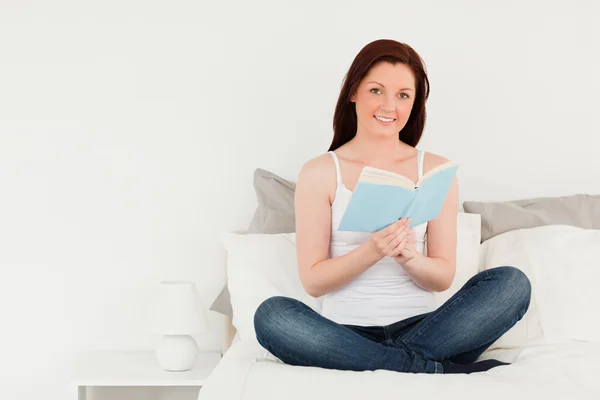 Dobře vypadající žena čtení knihy — Stock fotografie