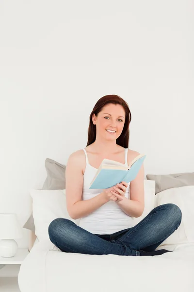 Linda fêmea lendo um livro — Fotografia de Stock