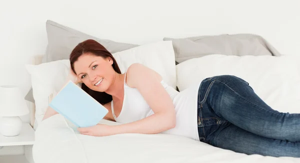 Mulher atraente posando com um livro — Fotografia de Stock