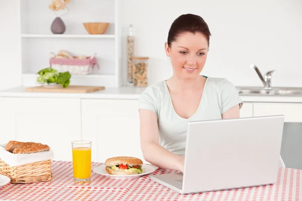 Piękna kobieta pozowanie relaks z jej laptop na obiad t — Zdjęcie stockowe